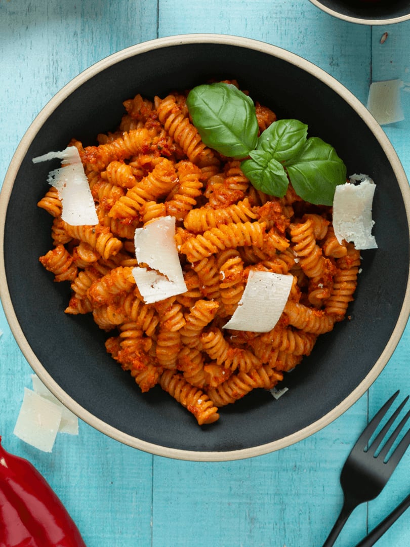 Pasta with spicy pepper tomato pesto