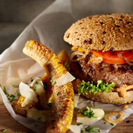 Hamburger und BBQ-Maisrippchen