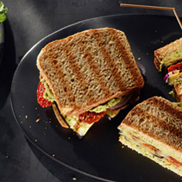 Gesundes Veggie-Sandwich mit Hummus