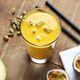 Λάσι (Ινδικό ποτό με γιαούρτι) με μάνγκο, φρούτα του πάθους και κάρδαμο