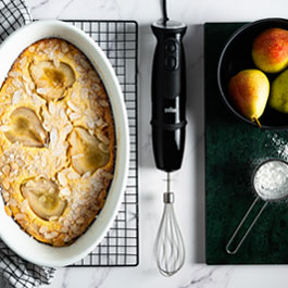 Quark soufflé with pears and almond flakes