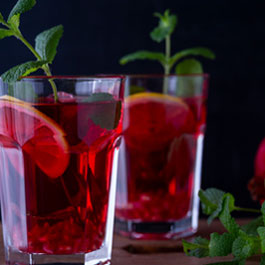 Pomegranate iced tea with fresh mint