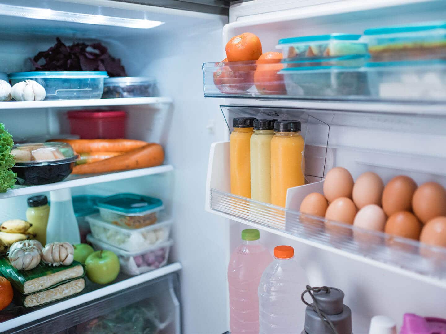 Jedzenie poukładane na półkach w lodówce
