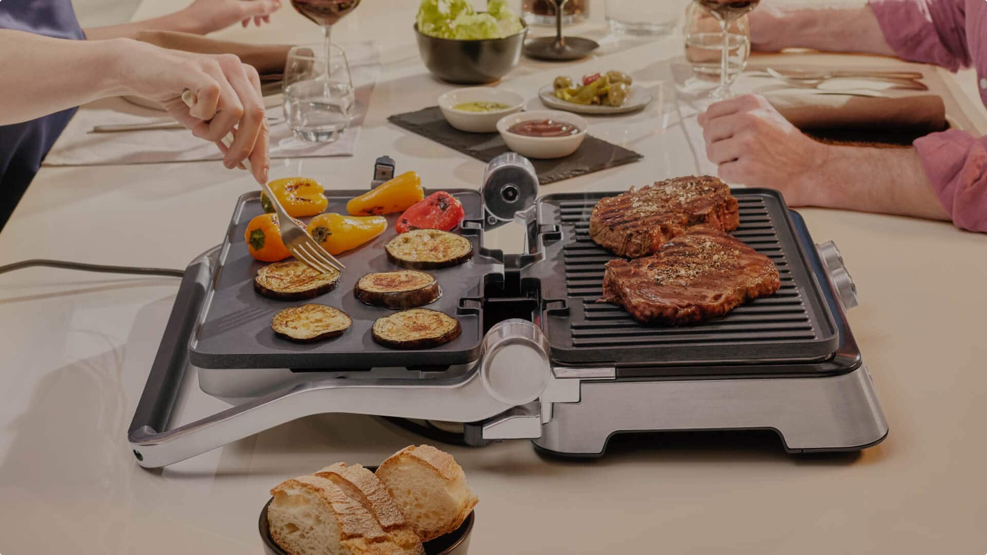 Grilling vegetables and meat directly at the table with Braun MulziGrill 9 Pro