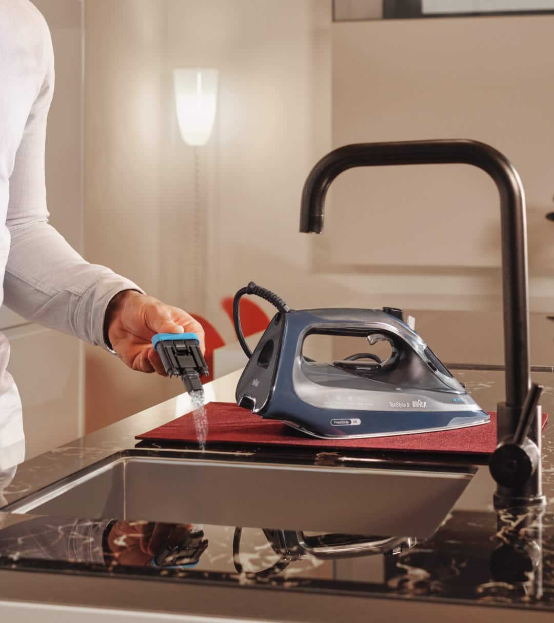 Braun TexStyle 9 Steam iron with ActiCIean System - easy to clean.