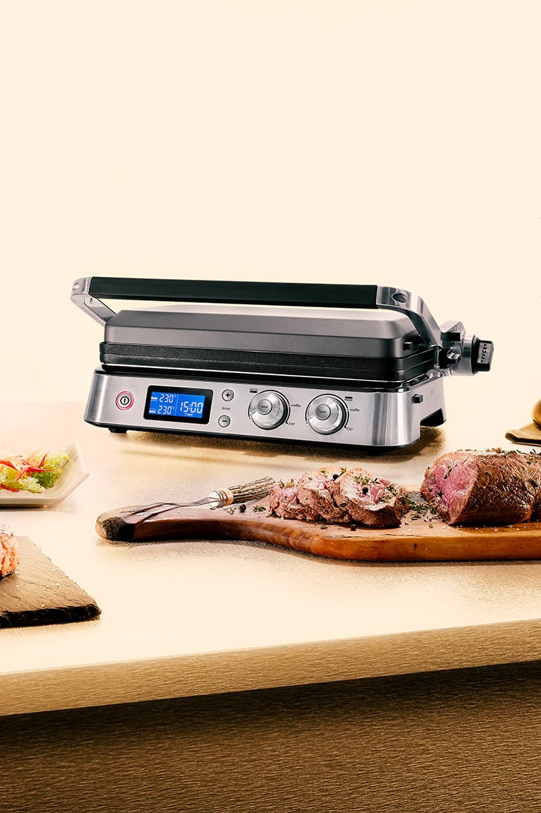 Grilling delicious meat with Braun MultiGrill 9 Pro contact grill