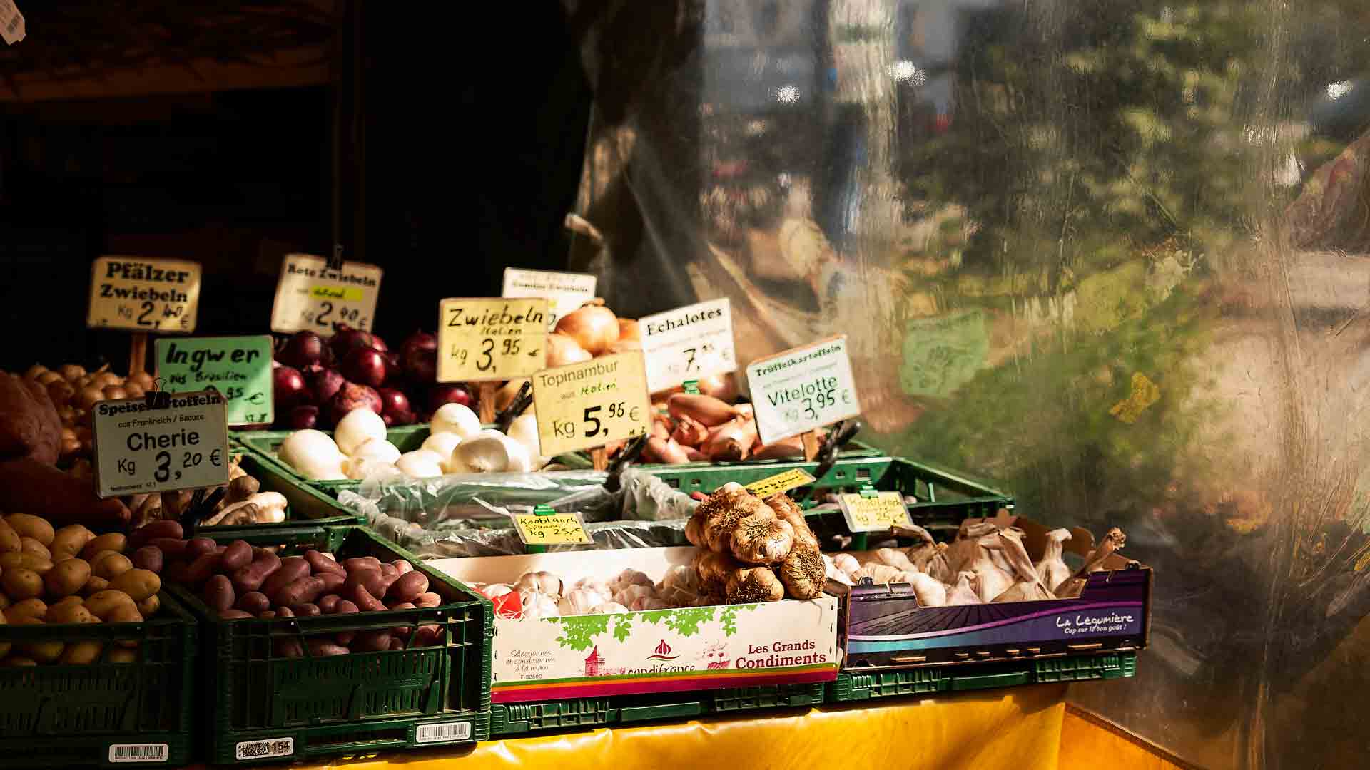 Obst- und Gemüseauslage auf einem Wochenmarkt